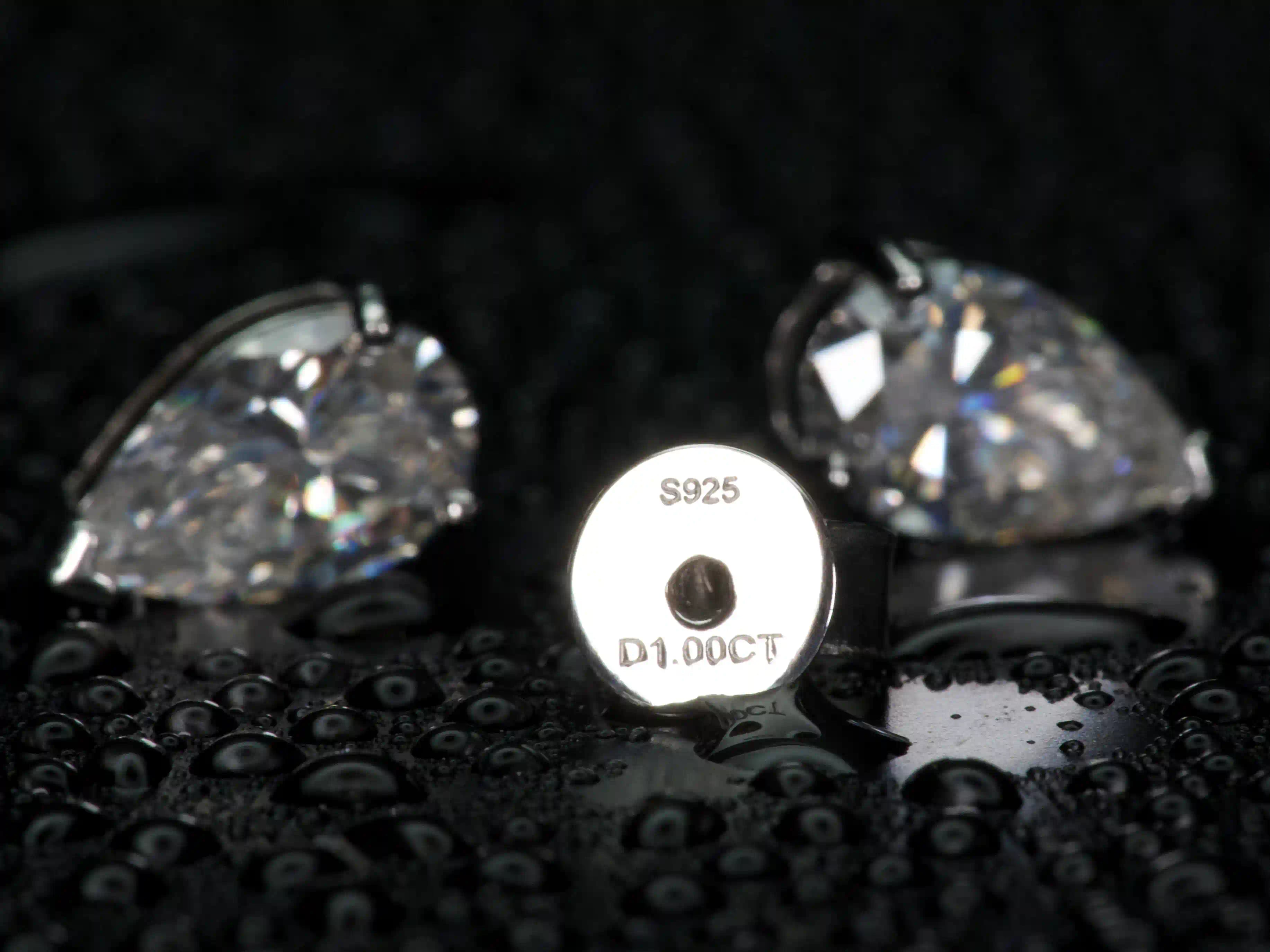 Echte Fotos von Moissanite Ohrsteckern im Tropfenschliff mit sichtbarem 925 Silber und 1ct Stempel – starkes Funkeln und Feuer im Licht, hochwertige Verarbeitung, brillanter als Diamant