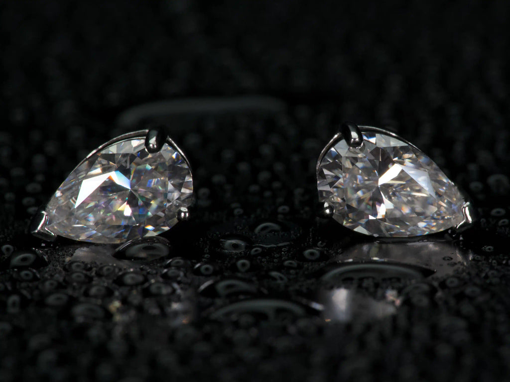 Echte Fotos von Moissanite Ohrsteckern im Tropfenschliff – elegantes Funkeln und starkes Feuer im Licht, Pear Cut mit besonderem Lichtverlauf, 925 Sterling Silber mit Weißgold Veredelung, sichtbar brillanter als Diamant