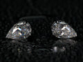 Echte Fotos von Moissanite Ohrsteckern im Tropfenschliff – elegantes Funkeln und starkes Feuer im Licht, Pear Cut mit besonderem Lichtverlauf, 925 Sterling Silber mit Weißgold Veredelung, sichtbar brillanter als Diamant