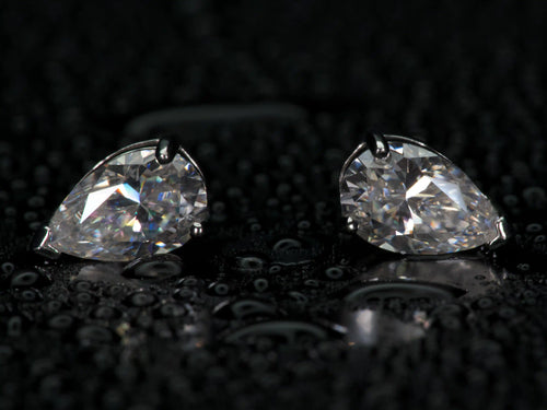 Echte Fotos von Moissanite Ohrsteckern im Tropfenschliff – elegantes Funkeln und starkes Feuer im Licht, Pear Cut mit besonderem Lichtverlauf, 925 Sterling Silber mit Weißgold Veredelung, sichtbar brillanter als Diamant