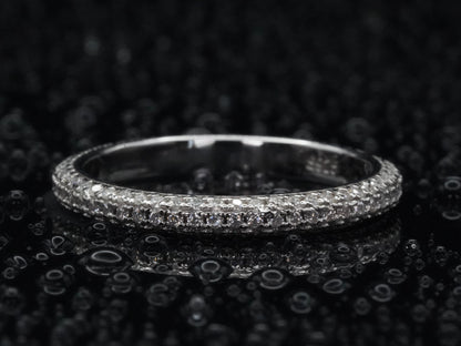 Moissanite Pavé-Ring mit 1 mm kleinen Steinen – frontal fotografiert, zeigt gleichmäßige Pavé-Fassung in 925 Sterling Silber mit funkelndem Brillantschliff