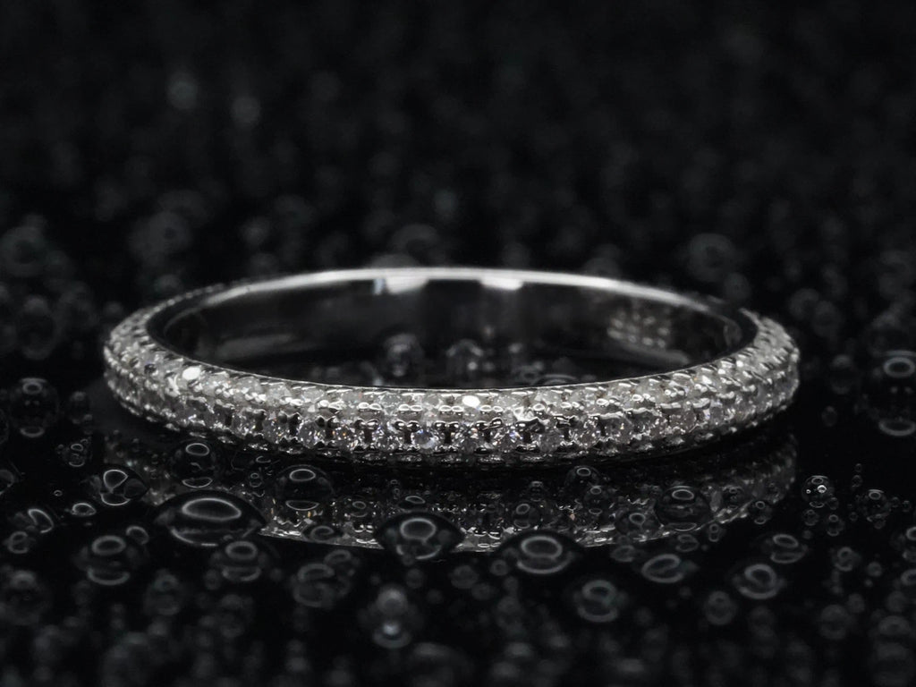 Moissanite Pavé-Ring mit 1 mm kleinen Steinen – frontal fotografiert, zeigt gleichmäßige Pavé-Fassung in 925 Sterling Silber mit funkelndem Brillantschliff