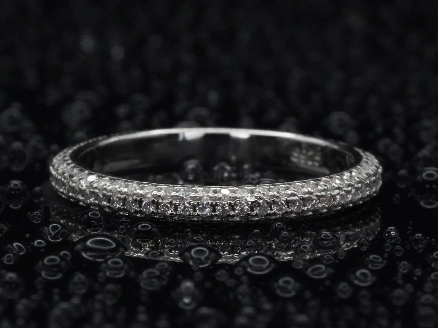 Moissanite Pavé-Ring mit 1 mm kleinen Steinen – frontal fotografiert, zeigt gleichmäßige Pavé-Fassung in 925 Sterling Silber mit funkelndem Brillantschliff