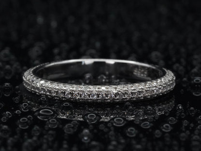 Moissanite Pavé-Ring mit 1 mm kleinen Steinen – frontal fotografiert, zeigt gleichmäßige Pavé-Fassung in 925 Sterling Silber mit funkelndem Brillantschliff