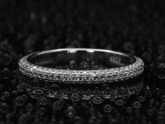 Moissanite Pavé-Ring mit 1 mm kleinen Steinen – frontal fotografiert, zeigt gleichmäßige Pavé-Fassung in 925 Sterling Silber mit funkelndem Brillantschliff