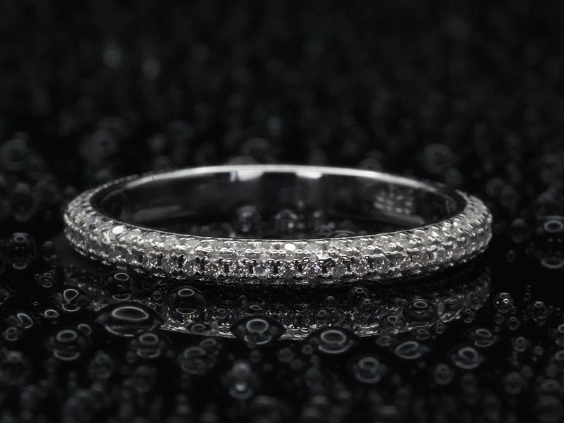 Moissanite Pavé-Ring mit 1 mm kleinen Steinen – frontal fotografiert, zeigt gleichmäßige Pavé-Fassung in 925 Sterling Silber mit funkelndem Brillantschliff