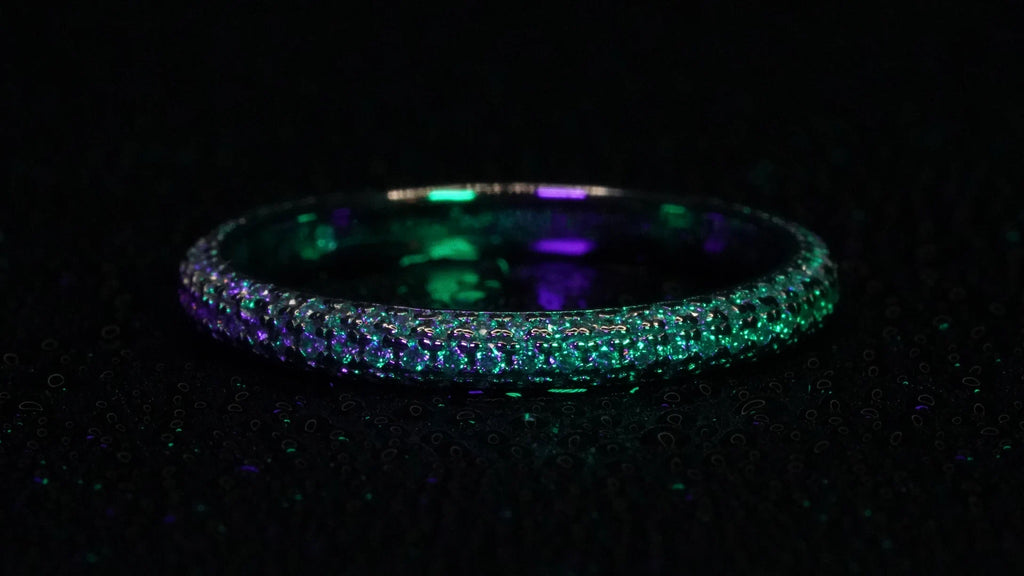 Moissanite Pave ring mit vielen kleinen Moissaniten rund herum gefasst