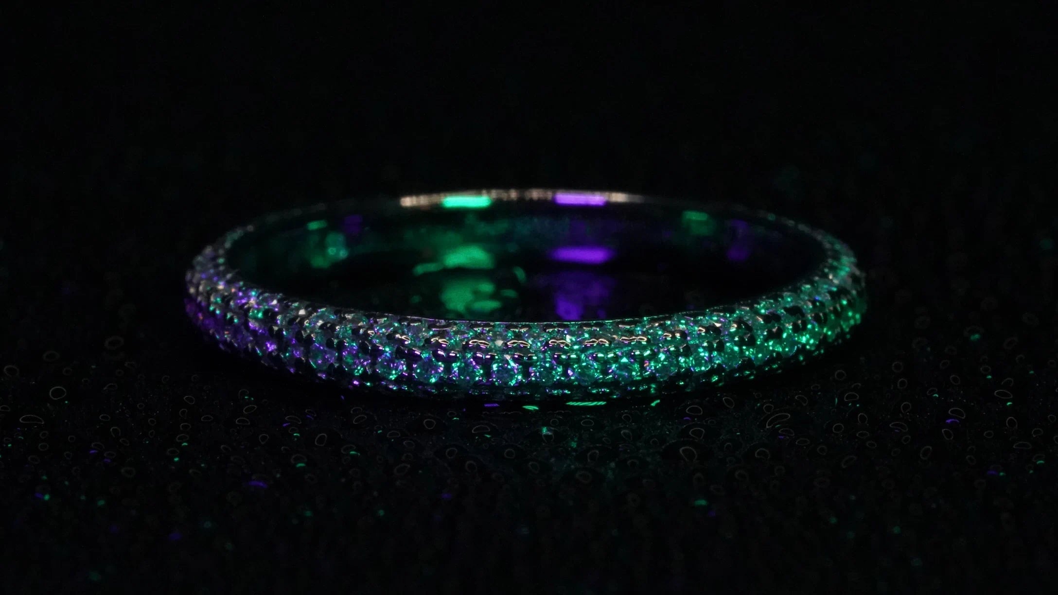 Moissanite Pave ring mit vielen kleinen Moissaniten rund herum gefasst