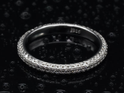 Draufsicht auf den Moissanite Pavé-Ring mit 1 mm kleinen Steinen – symmetrisch gesetzte Brillantschliffe in durchgehender Silberfassung