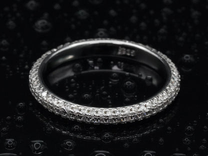 Draufsicht auf den Moissanite Pavé-Ring mit 1 mm kleinen Steinen – symmetrisch gesetzte Brillantschliffe in durchgehender Silberfassung