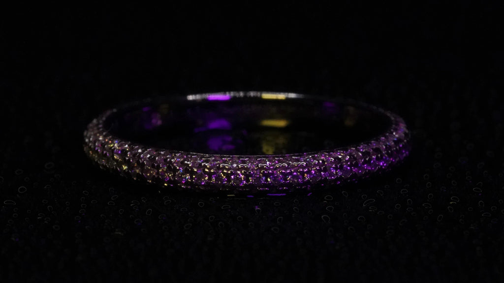 Moissanite Pave Ring in dunklem licht funkelt leicht Lila
