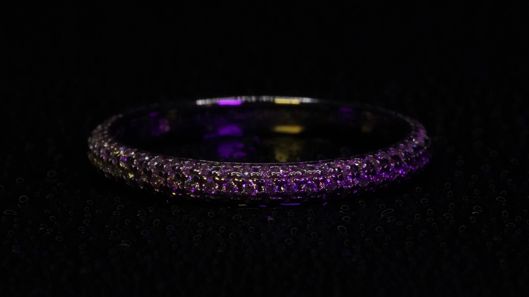 Moissanite Pave Ring in dunklem licht funkelt leicht Lila