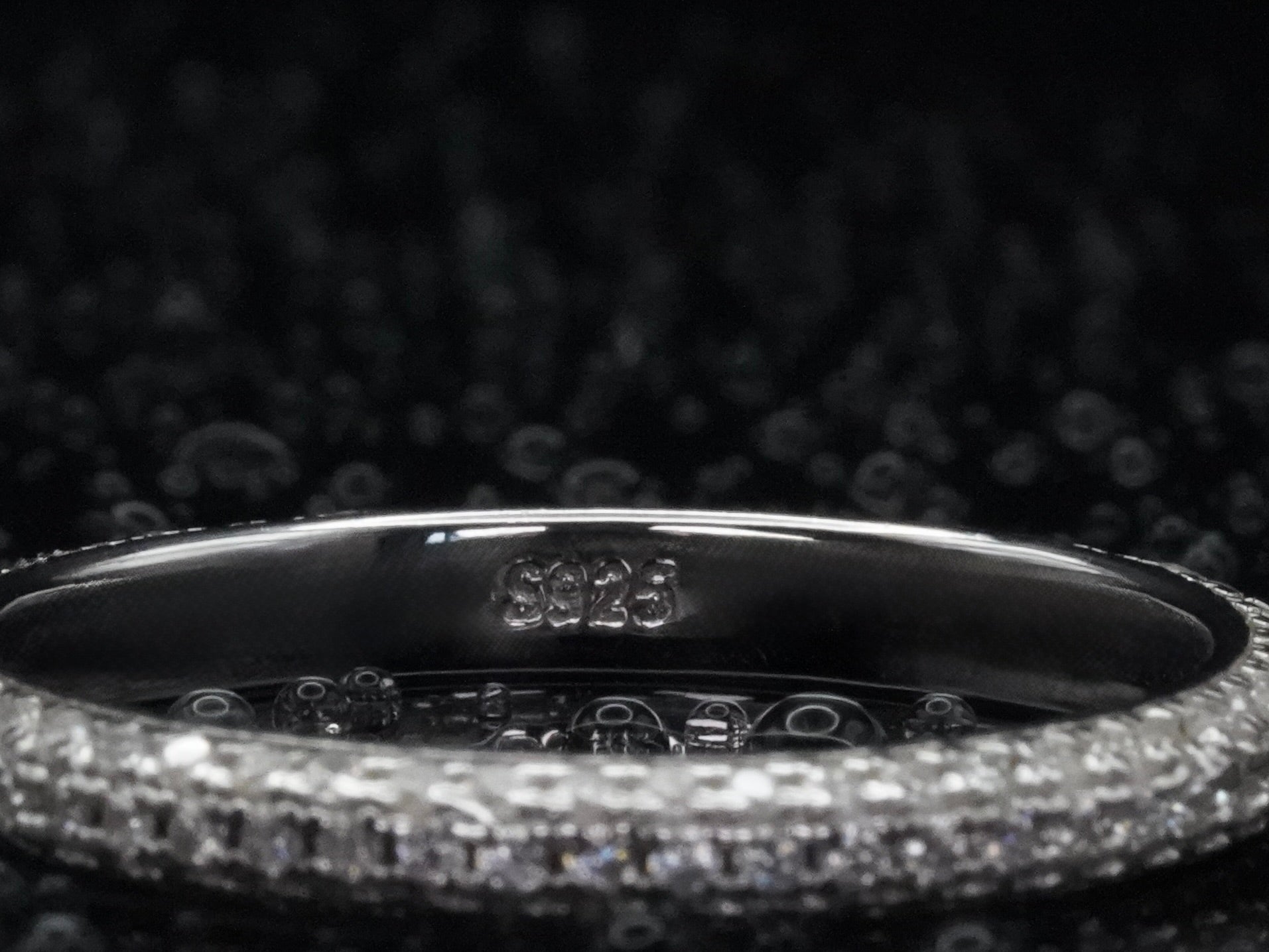 925 Silber-Stempel im Ringinneren sichtbar – Qualitätsmerkmal für echten Silberschmuck mit Moissanite Pavé-Fassung