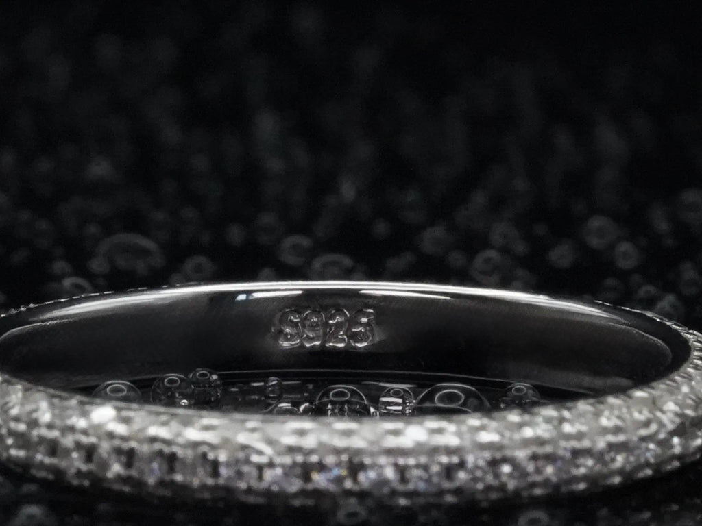 925 Silber-Stempel im Ringinneren sichtbar – Qualitätsmerkmal für echten Silberschmuck mit Moissanite Pavé-Fassung
