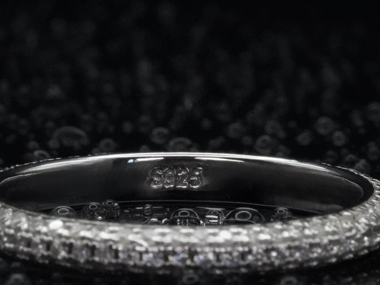 925 Silber-Stempel im Ringinneren sichtbar – Qualitätsmerkmal für echten Silberschmuck mit Moissanite Pavé-Fassung