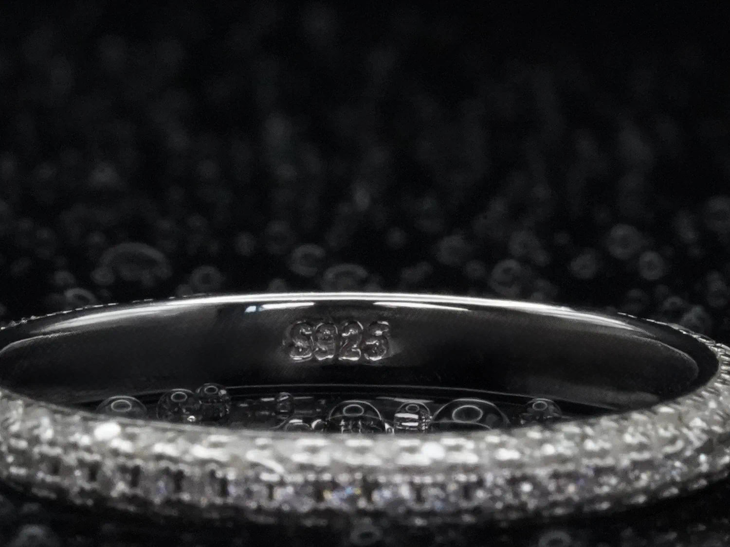 925 Silber-Stempel im Ringinneren sichtbar – Qualitätsmerkmal für echten Silberschmuck mit Moissanite Pavé-Fassung
