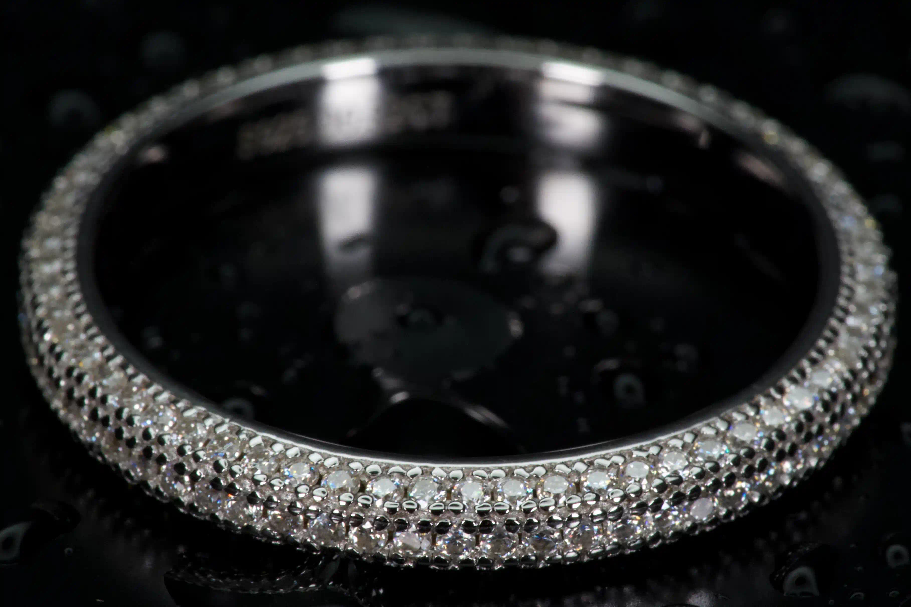 Moissanite Pavé Ring 1mm von oben fotografiert – rundum besetzte Steine mit intensivem Funkeln, echte Makroaufnahme ohne KI