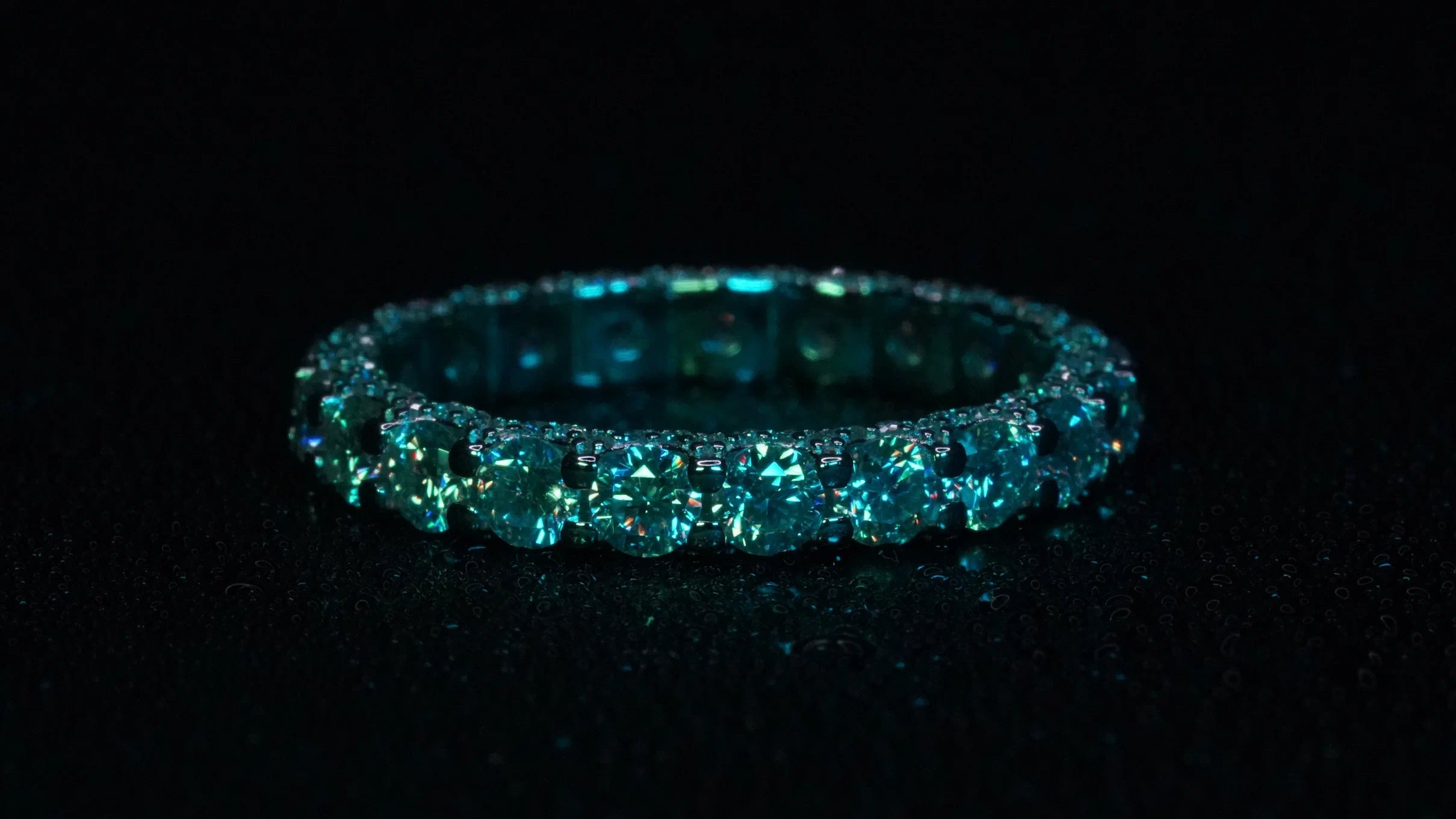 Moissanite Eternity Ring mit Steinen rechts und links sowie oben rund herum