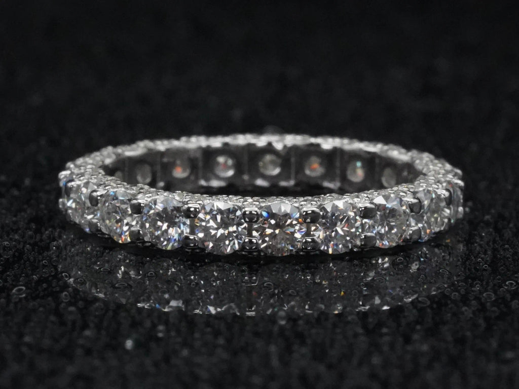 Moissanite Pavé-Ring mit 3 mm großen Steinen – frontal fotografiert, 925 Sterling Silber mit intensiver Lichtreflexion durch brillante, gleichmäßige Pavé-Fassung