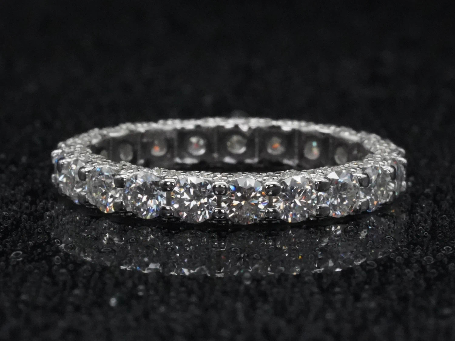 Moissanite Pavé-Ring mit 3 mm großen Steinen – frontal fotografiert, 925 Sterling Silber mit intensiver Lichtreflexion durch brillante, gleichmäßige Pavé-Fassung