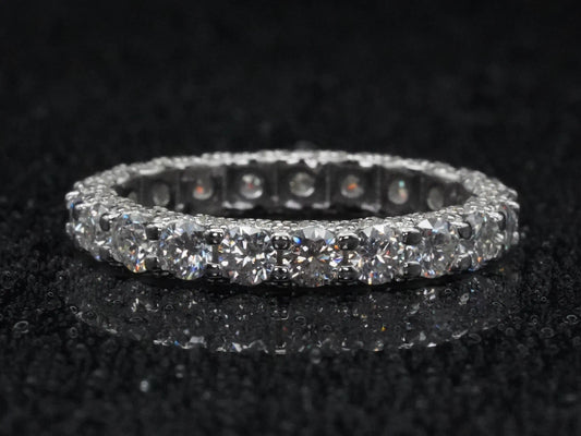 Moissanite Pavé-Ring mit 3 mm großen Steinen – frontal fotografiert, 925 Sterling Silber mit intensiver Lichtreflexion durch brillante, gleichmäßige Pavé-Fassung