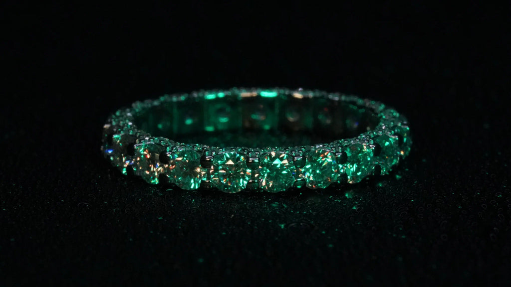 Moissanite Eternity Pave Ring mit Steinen seitlich und rundum gefasst