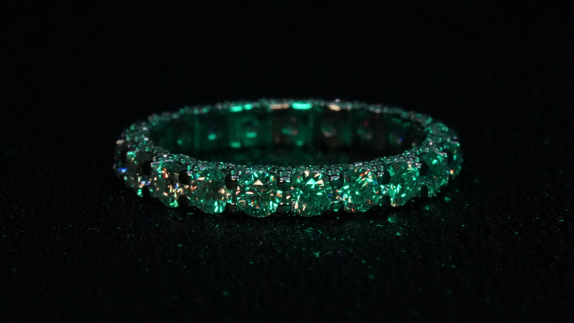 Moissanite Eternity Pave Ring mit Steinen seitlich und rundum gefasst