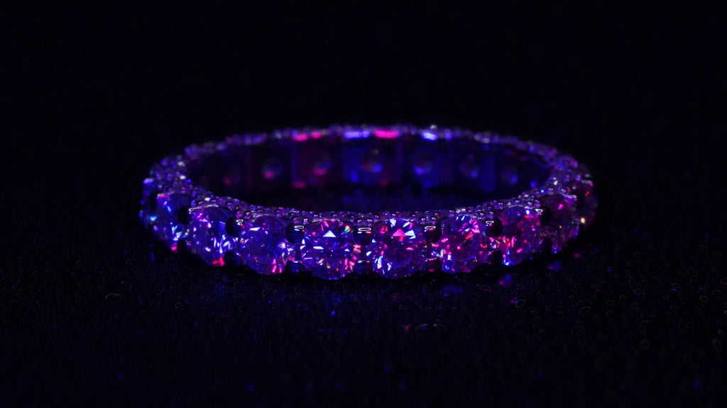 Moissanite Pave Ring in Lila und Blau Licht mit seitlichen Steinen