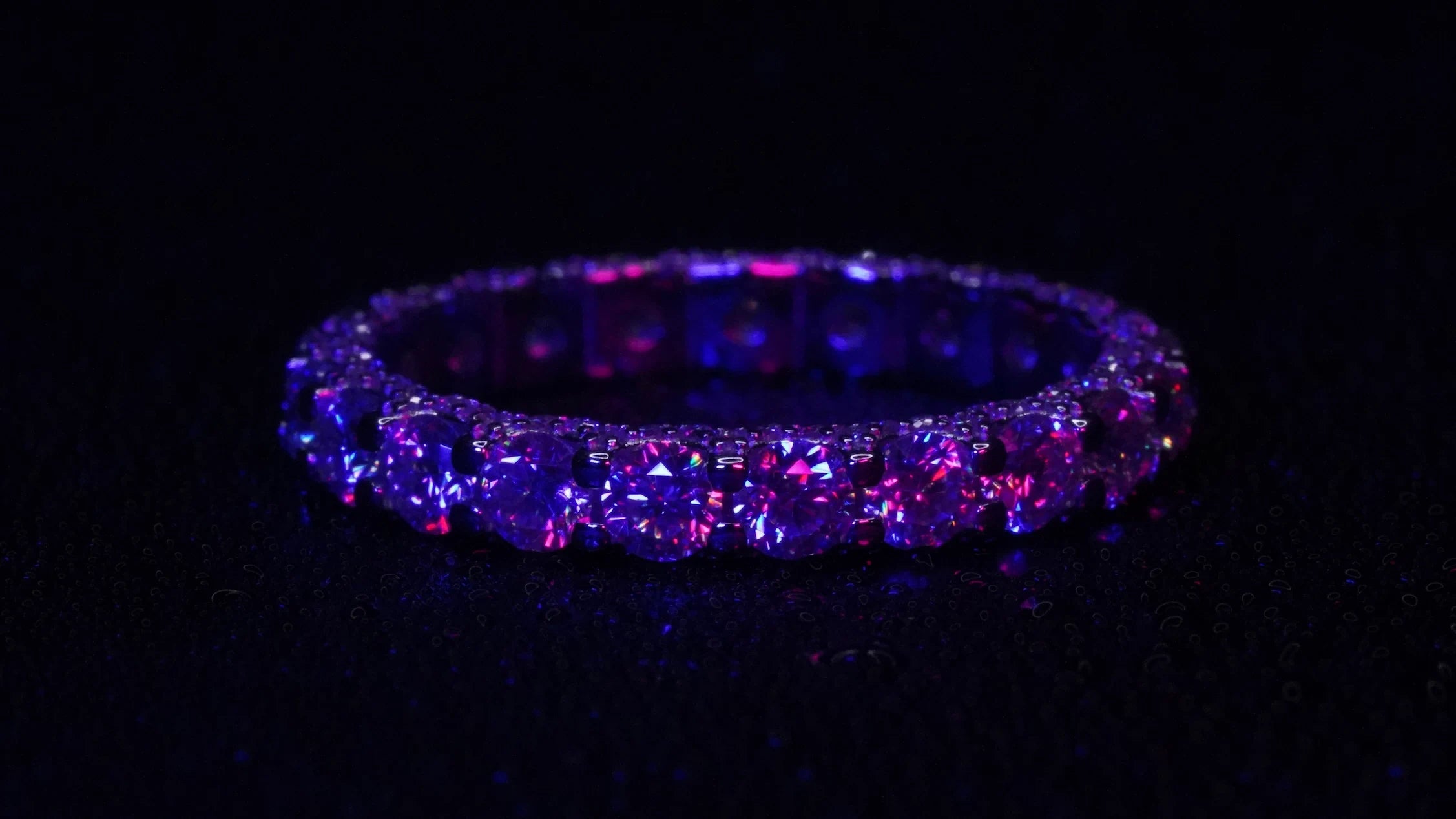 Moissanite Pave Ring in Lila und Blau Licht mit seitlichen Steinen
