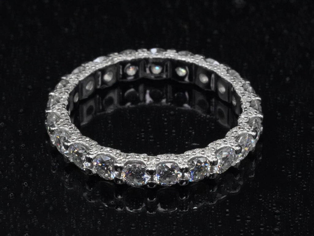 Draufsicht auf den Moissanite Pavé-Ring mit 3 mm Steinen – gleichmäßige Anordnung, intensives Funkeln und markante Präsenz auf silberner Ringschiene