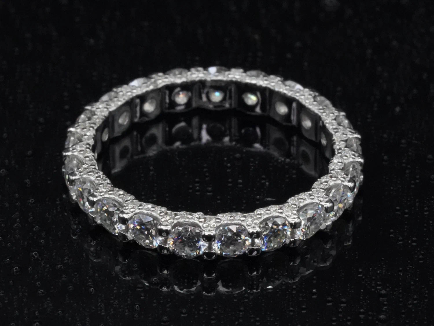 Draufsicht auf den Moissanite Pavé-Ring mit 3 mm Steinen – gleichmäßige Anordnung, intensives Funkeln und markante Präsenz auf silberner Ringschiene