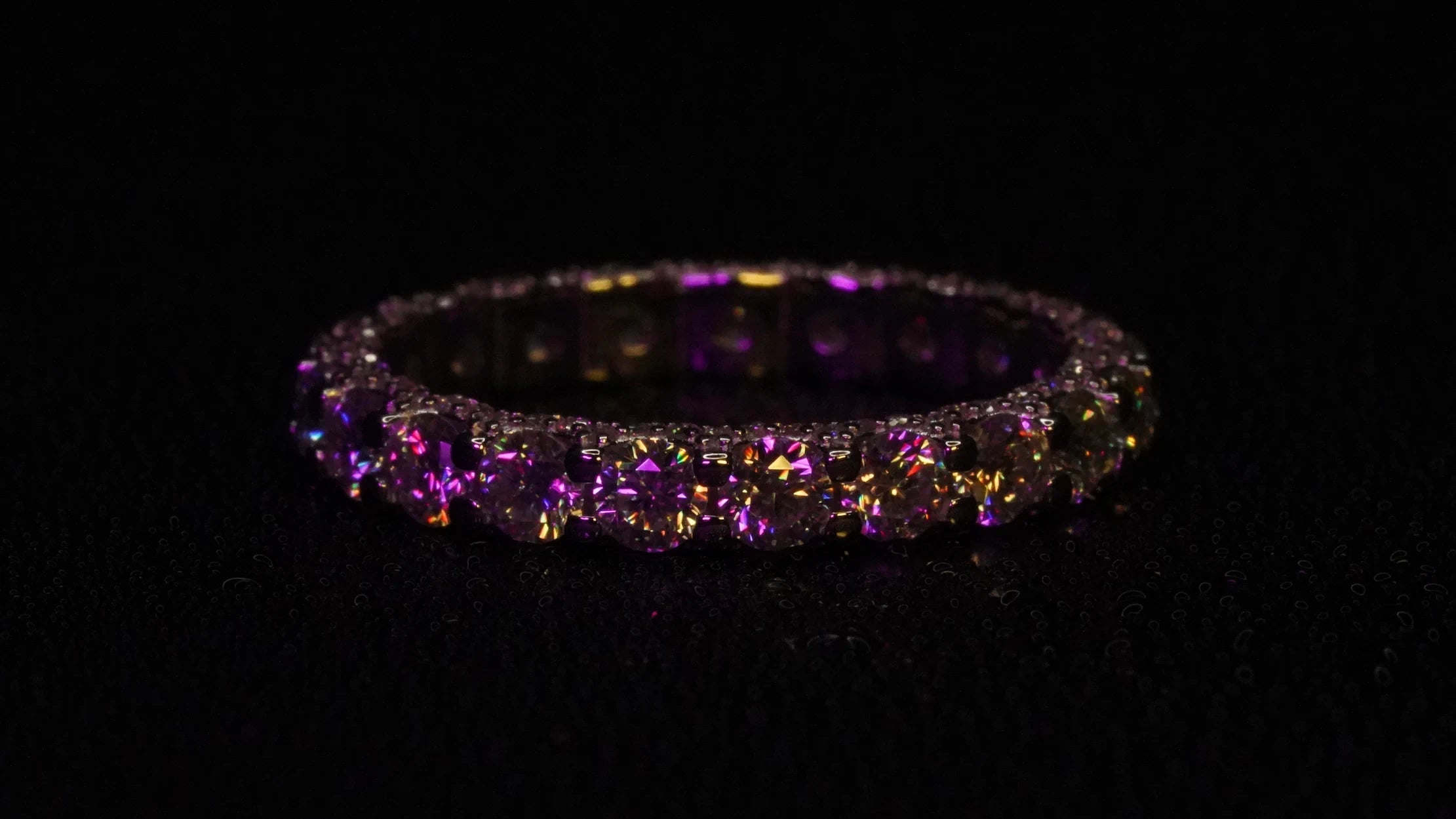 Moissanite Eternity Ring plattiert mit Weißgold funkelt Lila und Gold 