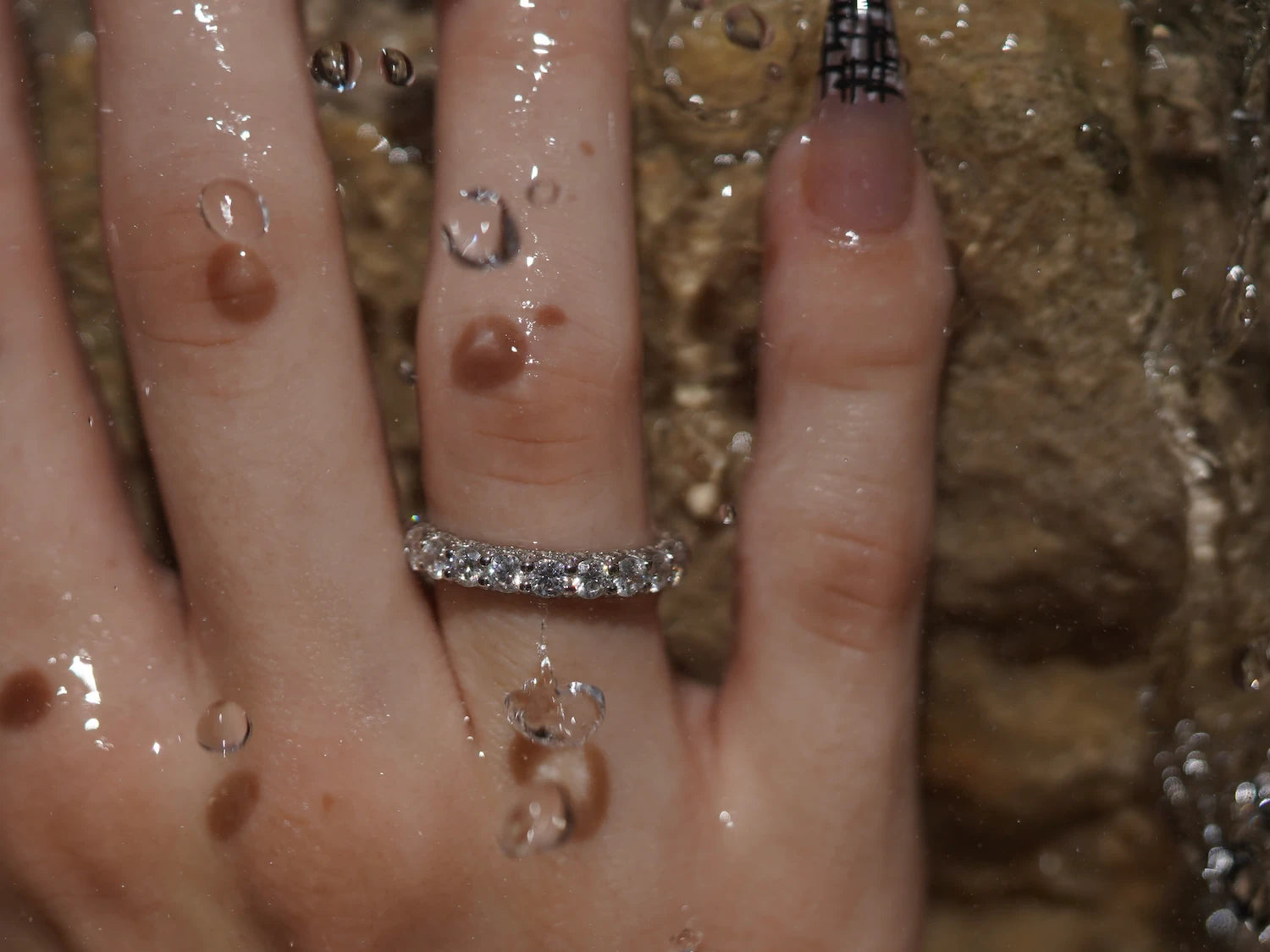 Moissanite Ring in Pavé-Fassung aus Sterling Silber mit Weißgold – funkelnder Moissanite Schmuck in Spiegelung von Wasser, dezente Eleganz und klare Linien.