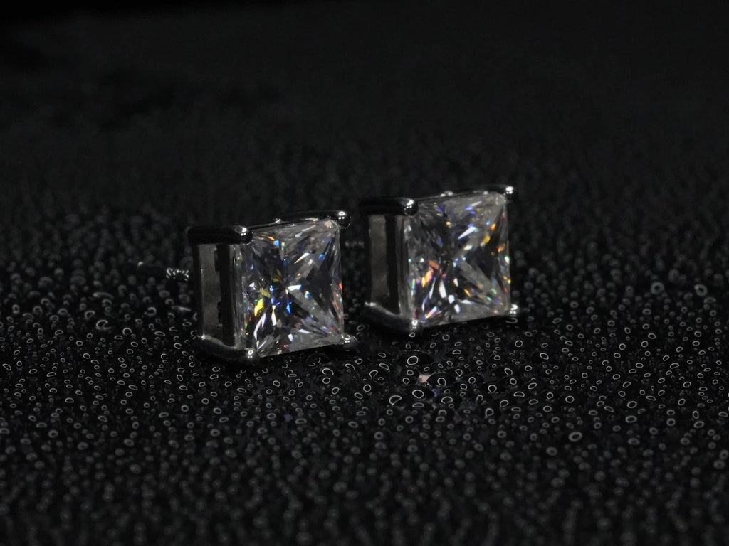 Moissanite Princess Cut Ohrstecker aus Sterling Silber von der Seite fotografiert