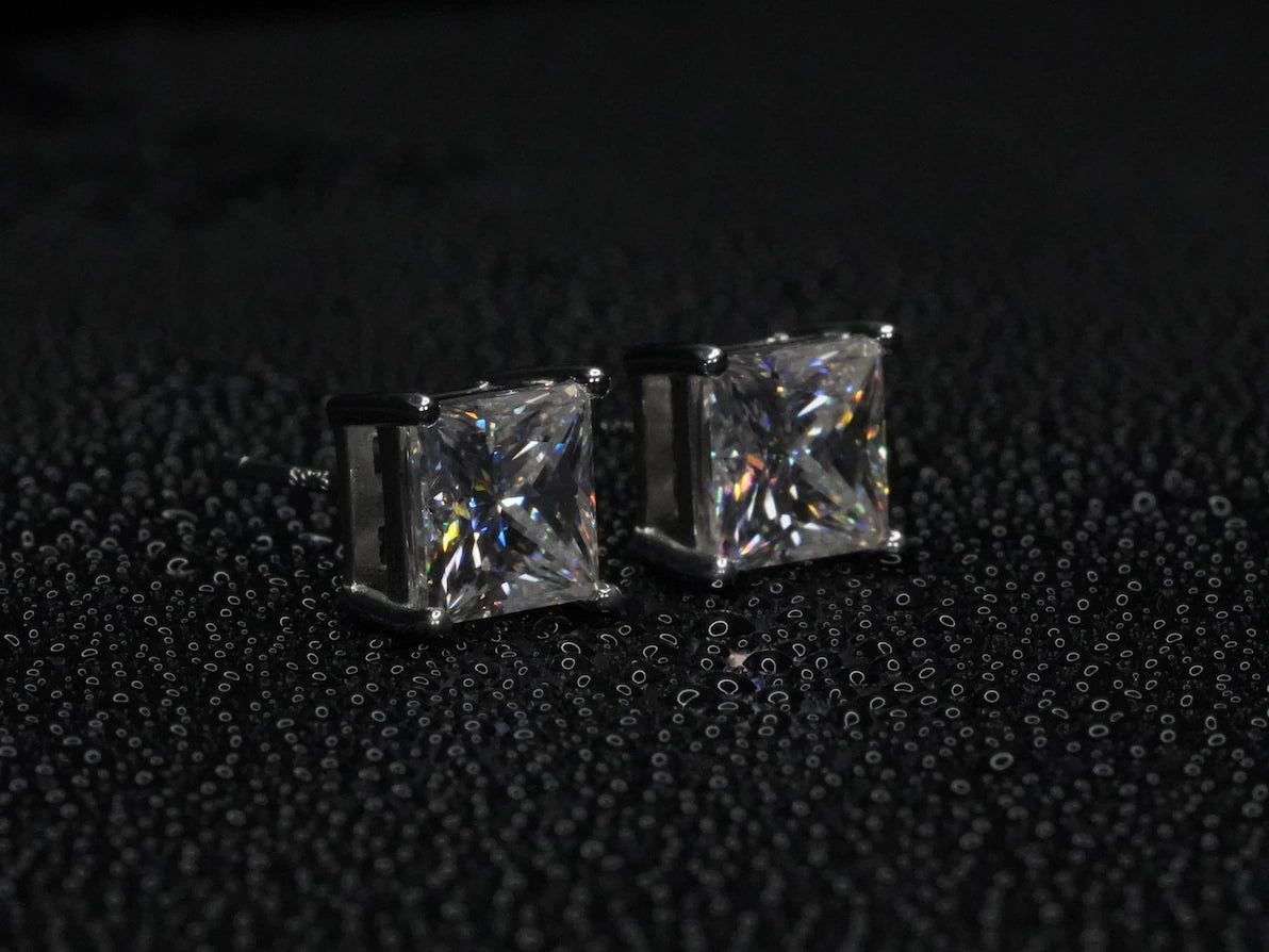 Moissanite Princess Cut Ohrstecker aus Sterling Silber von der Seite fotografiert