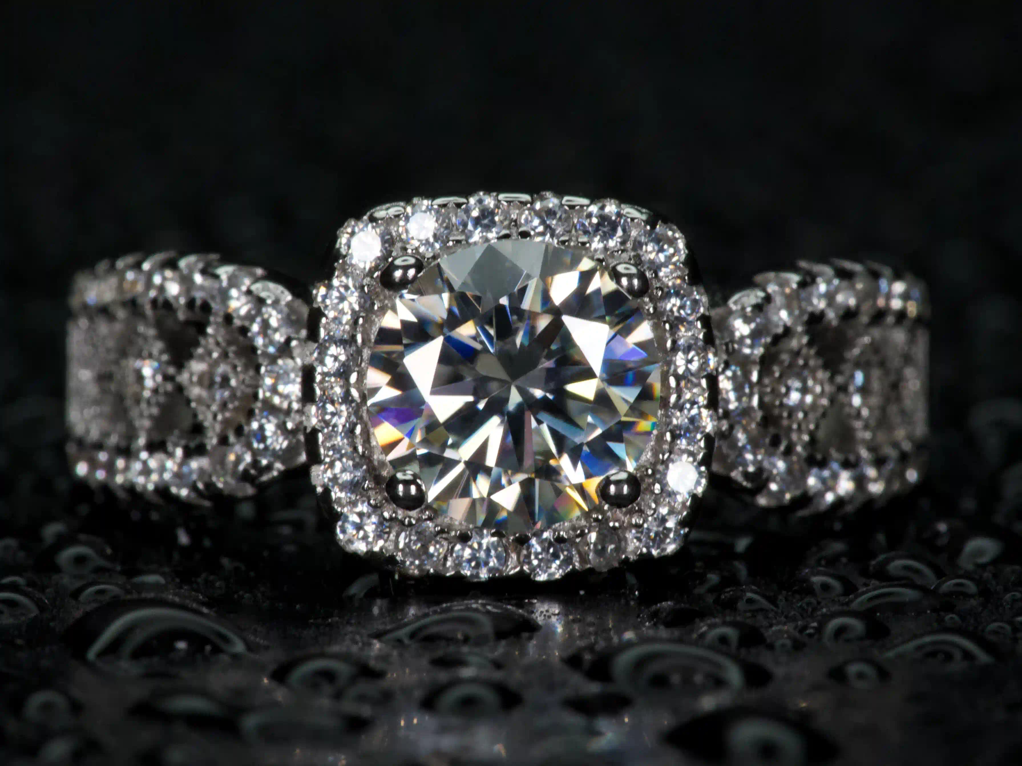 Moissanite Ring 1ct im Halo Design frontal aufgenommen, zentraler Stein mit umliegenden Steinen für maximales Funkeln, 925 Silber & 18K Weißgold, echte Fotos ohne KI