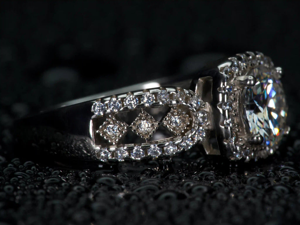 Moissanite Halo Ring von der Seite fotografiert, sichtbare Fassung und Aufbau mit starkem Lichtspiel, echtes Funkeln im realen Licht