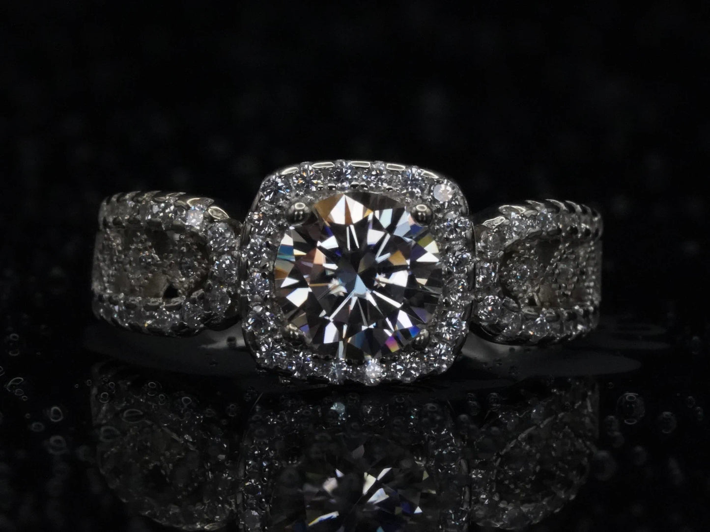 Moissanite-Ring mit 1 ct Stein – frontal fotografiert, klassischer Solitär-Stil in 925 Sterling Silber mit zentral gefasstem Brillantschliff