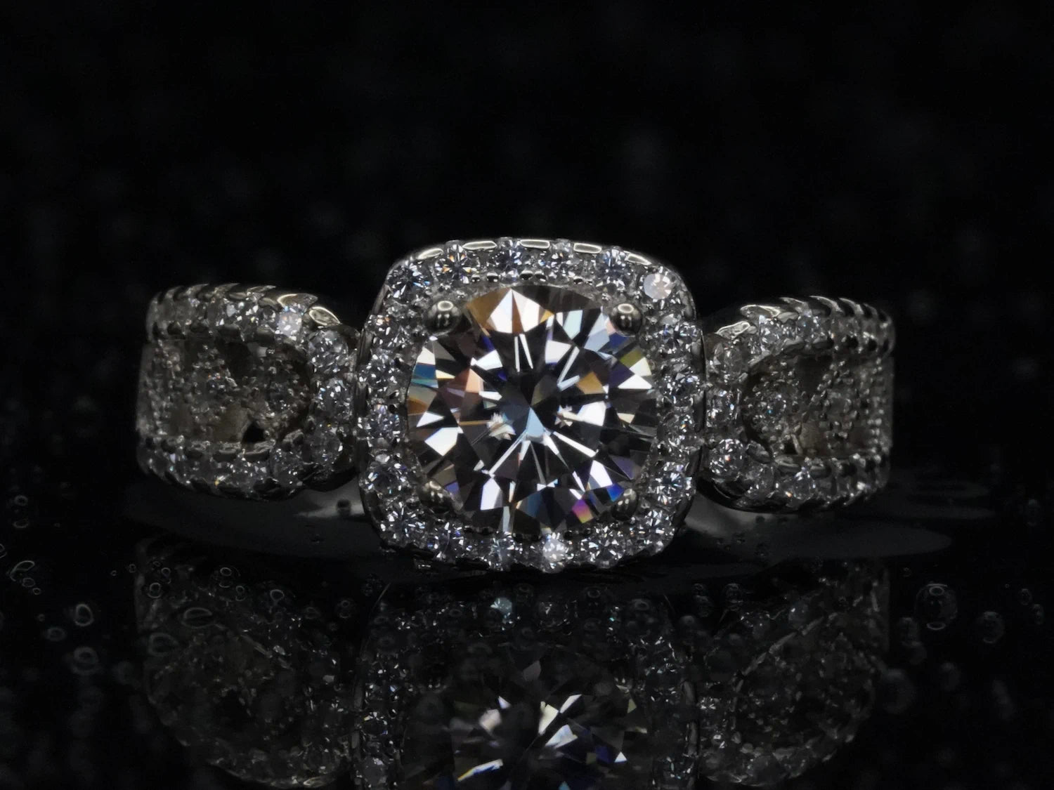 Moissanite-Ring mit 1 ct Stein – frontal fotografiert, klassischer Solitär-Stil in 925 Sterling Silber mit zentral gefasstem Brillantschliff