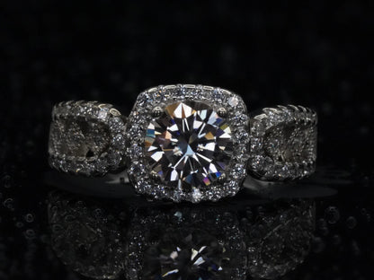 Moissanite-Ring mit 1 ct Stein – frontal fotografiert, klassischer Solitär-Stil in 925 Sterling Silber mit zentral gefasstem Brillantschliff