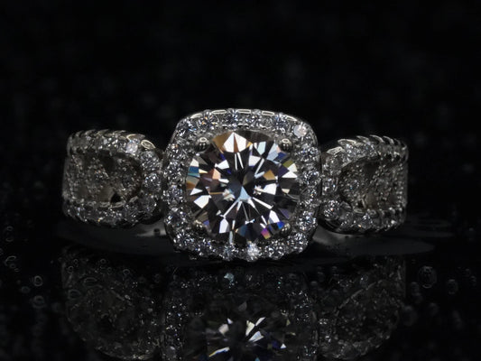 Moissanite-Ring mit 1 ct Stein – frontal fotografiert, klassischer Solitär-Stil in 925 Sterling Silber mit zentral gefasstem Brillantschliff