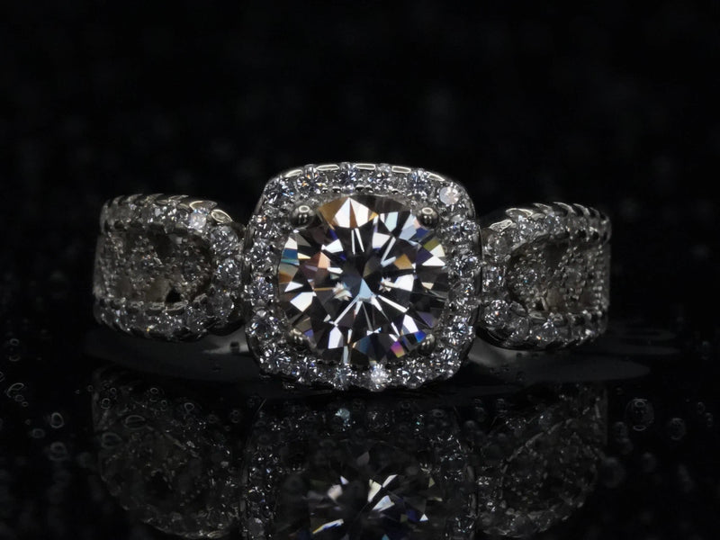 Moissanite-Ring mit 1 ct Stein – frontal fotografiert, klassischer Solitär-Stil in 925 Sterling Silber mit zentral gefasstem Brillantschliff