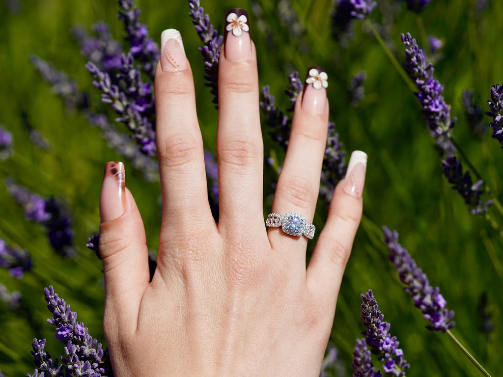 Verlobungsring mit Hauptstein und mehreren funkelnden Nebensteinen – getragen im Freien