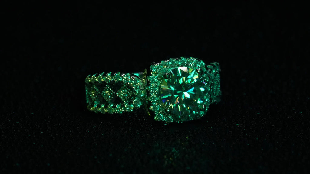 Moissanite Ring im Solitär Style mit seitlichen Zirkon in grünem Licht