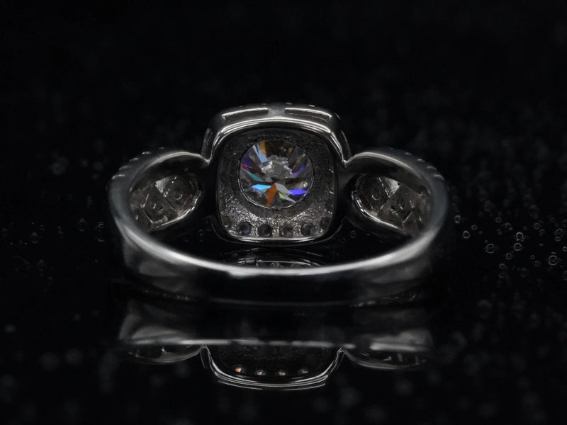 Rückansicht des Moissanite-Rings – glatte Ringschiene aus 925 Sterling Silber ohne weitere Verzierung, schlicht und hochwertig verarbeitet