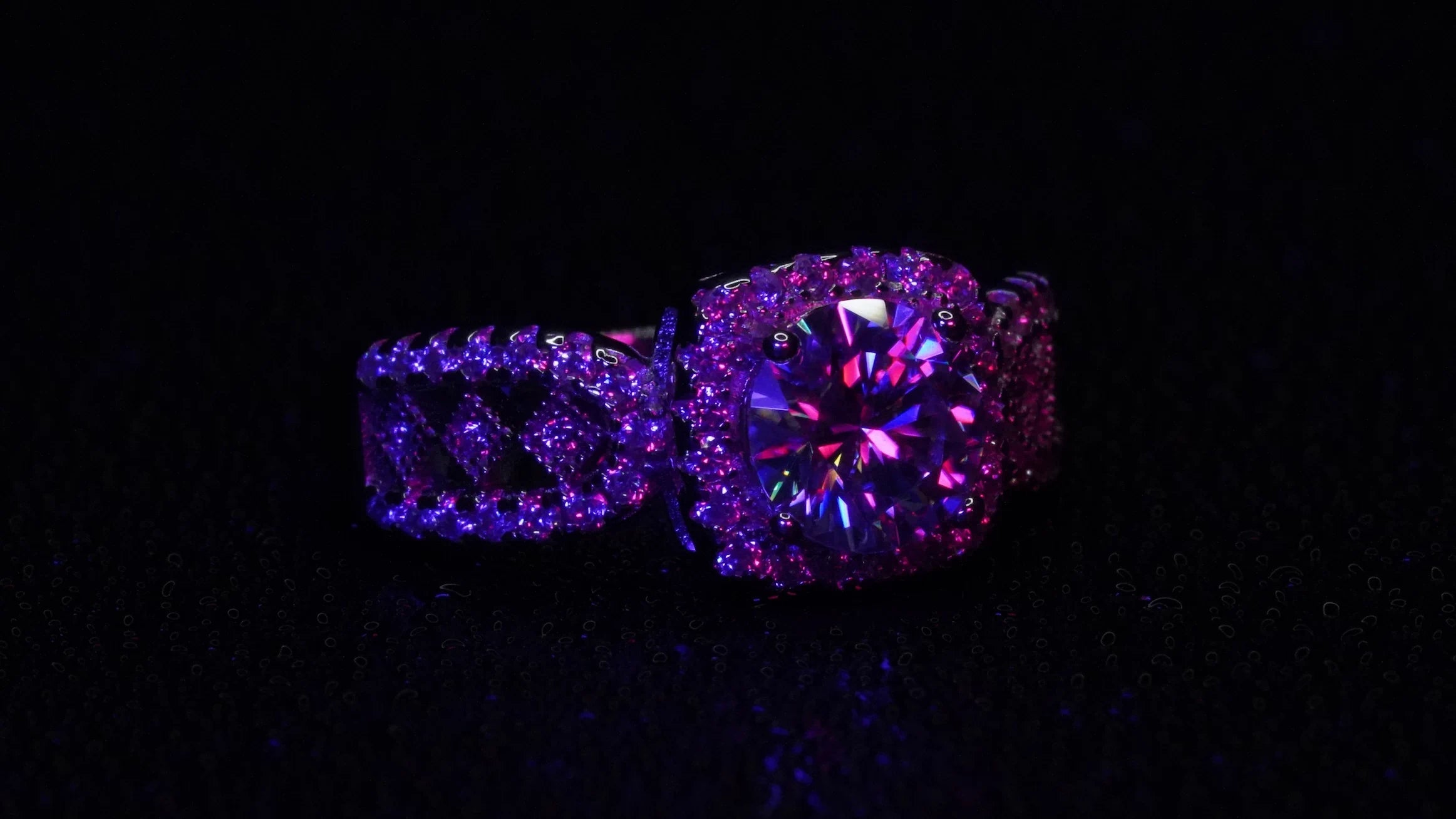 Moissanite Solitär Ring mit seitlichen Zirkon Steinen in Lila Licht