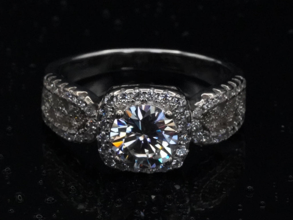 Draufsicht auf Moissanite-Ring mit 1 ct – zentraler Brillantschliff auf symmetrischer Silberringschiene, klassische Anordnung