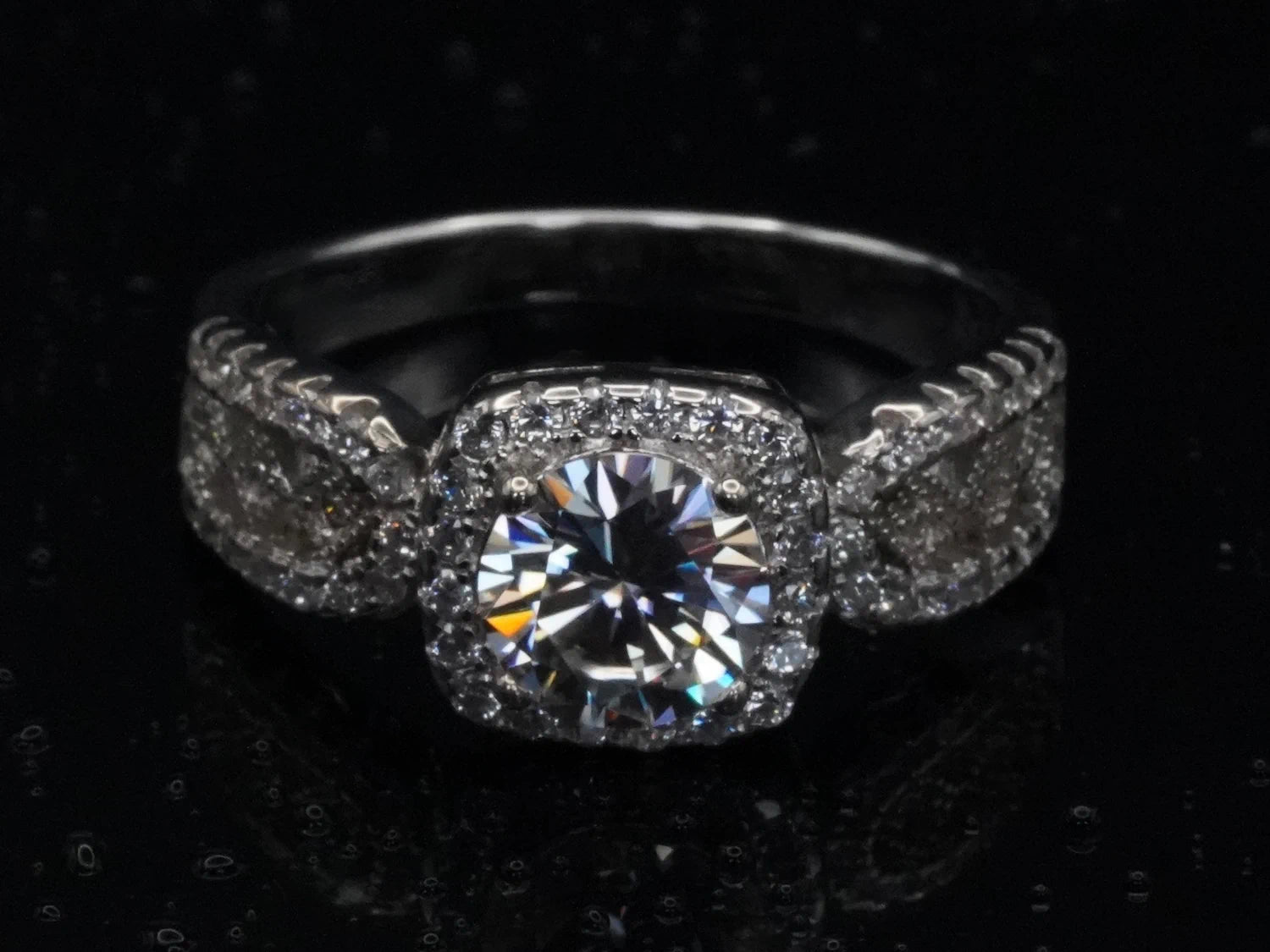 Draufsicht auf Moissanite-Ring mit 1 ct – zentraler Brillantschliff auf symmetrischer Silberringschiene, klassische Anordnung