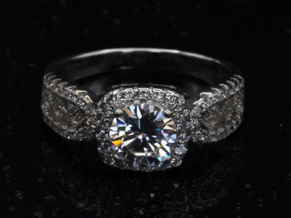 Draufsicht auf Moissanite-Ring mit 1 ct – zentraler Brillantschliff auf symmetrischer Silberringschiene, klassische Anordnung