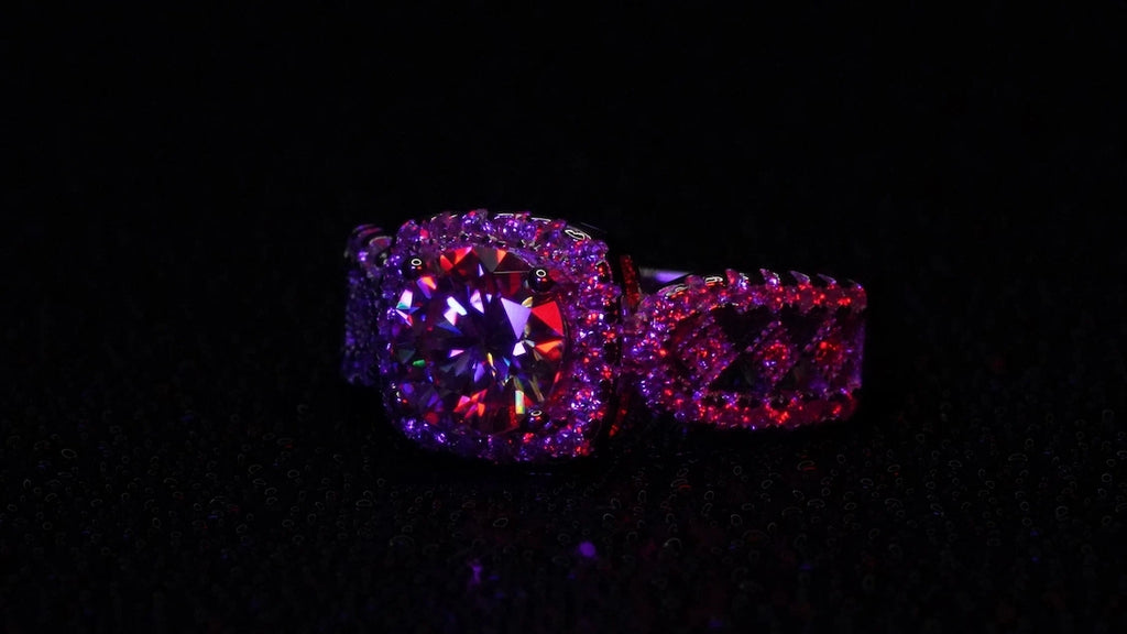 Funkelder 1ct Moissanite in der mitte des Moissanite Solitär Ring in Rot licht